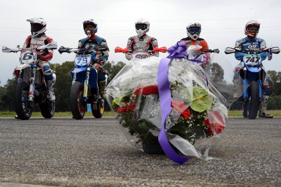 Doriano Romboni, il day after. Ecco un mazzo di fiori depositato nel punto del Circuito Sagittario Latina dove ha avuto l&#39;incidente fatale. Ansa